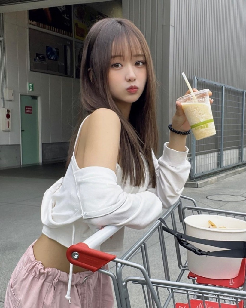 甘くて妖艶な小柄美女 話し方が柔らかく、甘えた声が耳に心地よく、体型は丸みを帯びてちょうど良く、抱き心地が抜群です