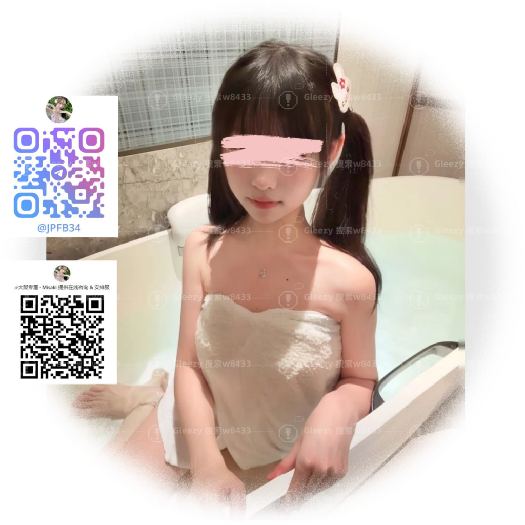 超甘くて可愛らしい女子高生、愛らしい魅力たっぷり。細い脚に黒ストッキングとミニスカートがよく似合い、