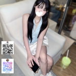 わぁ、超かわいい女子大生が待っているよ！彼女の笑顔は癒し効果抜群で、ルックスも抜群、