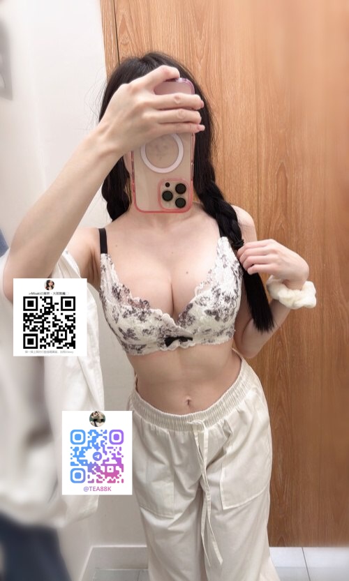 美月（みつき）162cm E+カップ 23歳笑顔と目線で小悪魔的な誘惑をしてくる、明るくセクシーな女の子😉