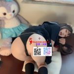 限定清純な学生さん、明るくてキュート。キツくてジューシーな小さな穴 – イタズラな探求心の準備万端！