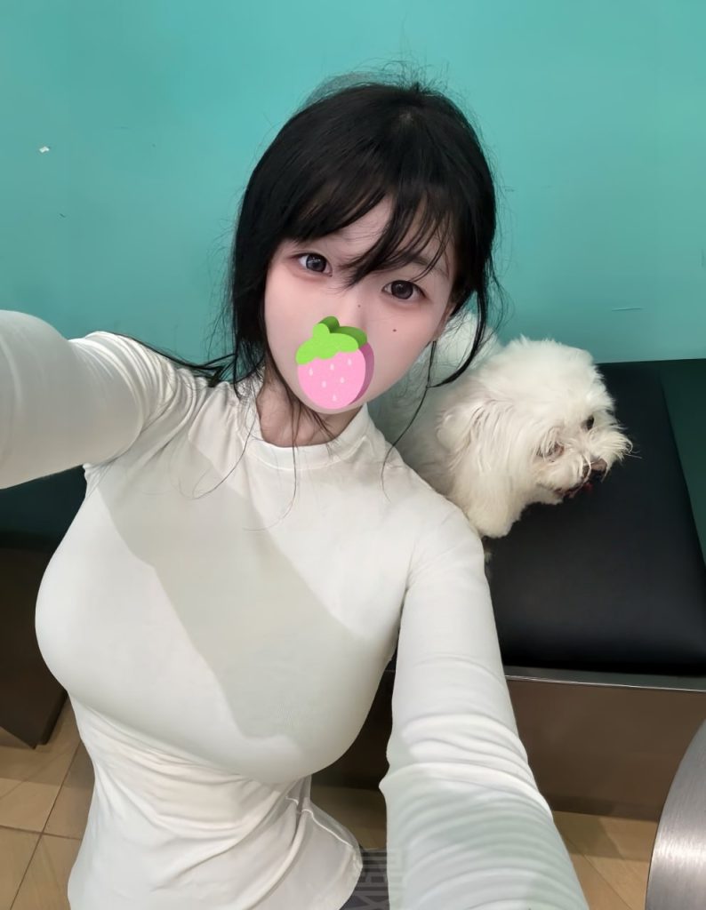 サクラ 160cm/45kg /24歳/ Gカップ本物の情欲系お姉さんモデル、雰囲気はセクシーで、積極的に遊びます。